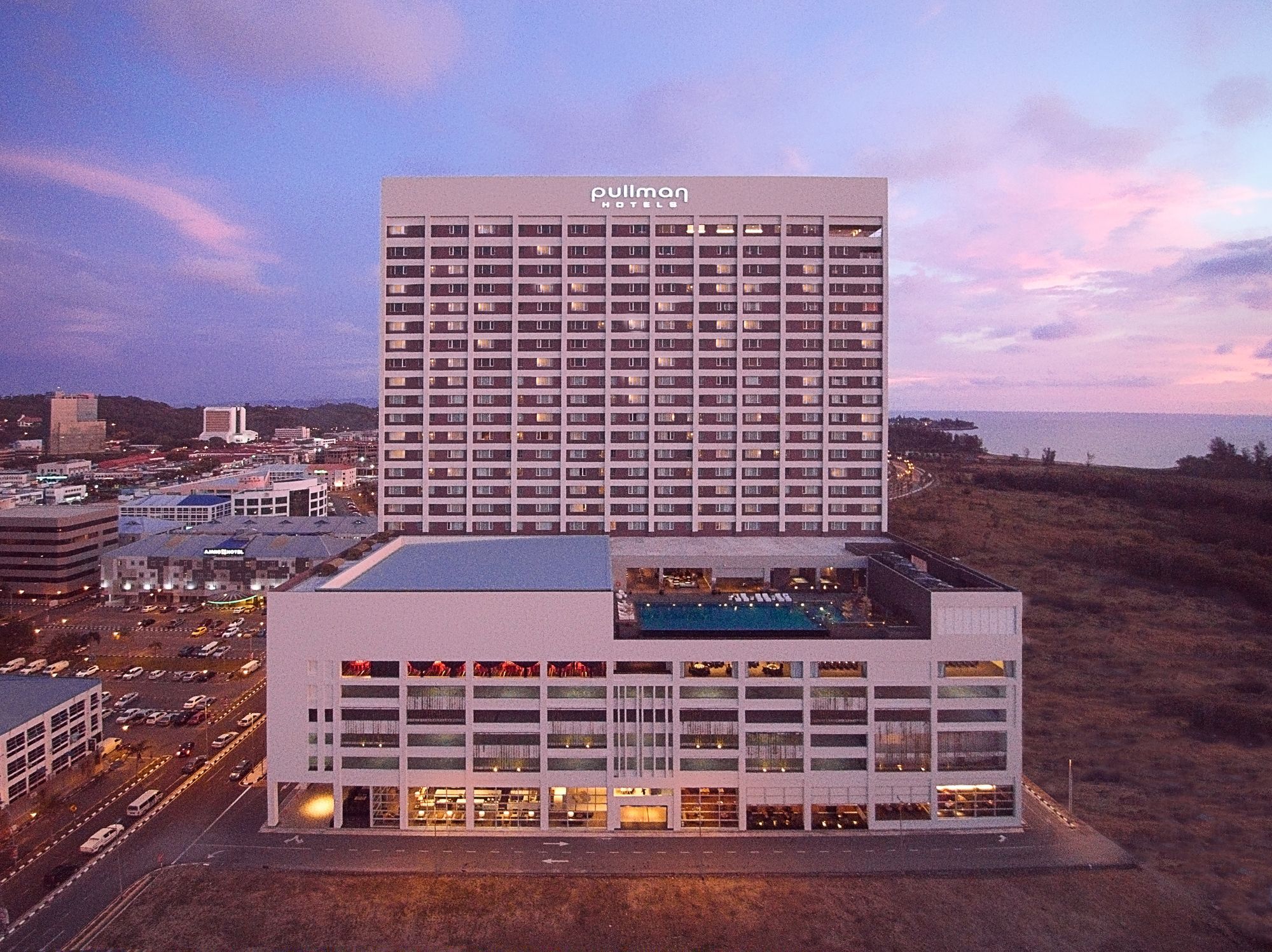 Pullman Miri Waterfront Hotel Bagian luar foto